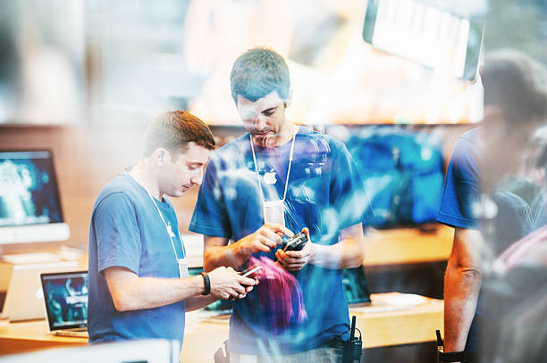 apple store interior refleja con los clientes fuera esperando en línea - interés humano fotografías e imágenes de stock