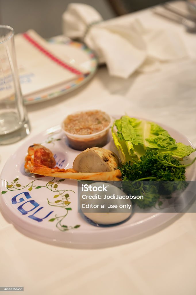 Traditionelle Pessach Seder Tisch mit Haggadah - Lizenzfrei Beten Stock-Foto