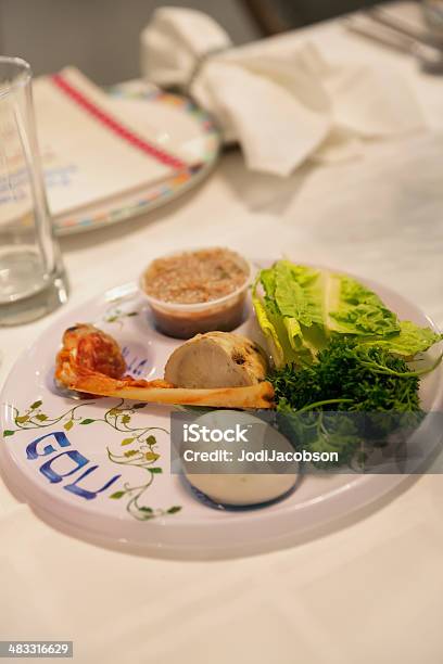 Traditionelle Pessach Seder Tisch Mit Haggadah Stockfoto und mehr Bilder von Beten - Beten, Buch, Ei