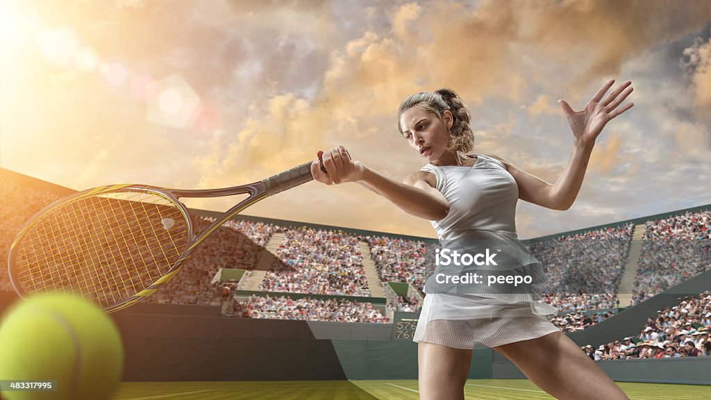Tenis chica en primer plano que sobrepasemos de bola - Foto de stock de Wimbledon libre de derechos