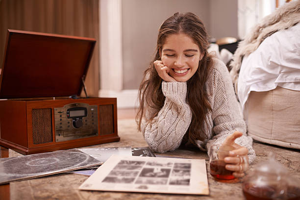 istock Reading some facts about her favourite artist 483319120