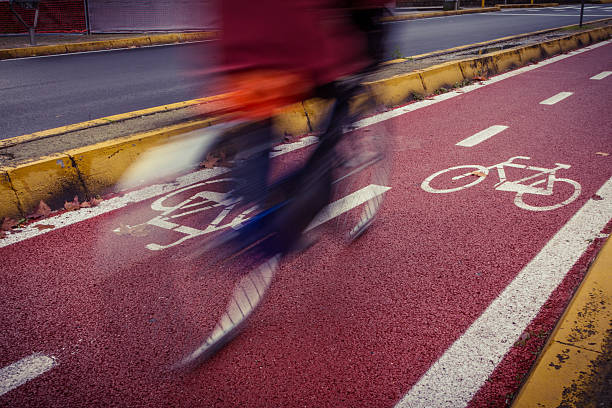 bicicletta lane - dividing line single line striped in a row foto e immagini stock