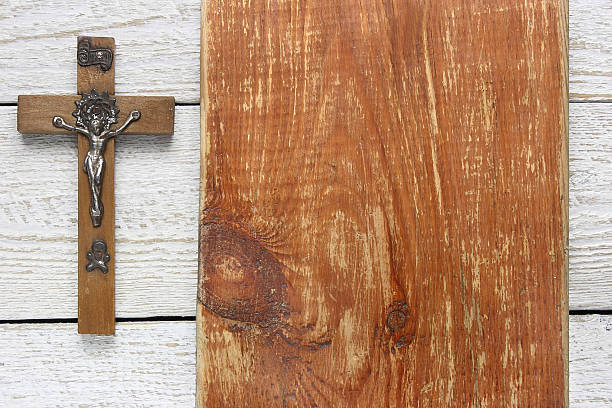 istock Wooden cross on wooden background 483319259