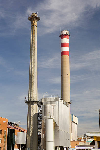 smokestacks in fabrik bei dämmerung - siderurgy stock-fotos und bilder