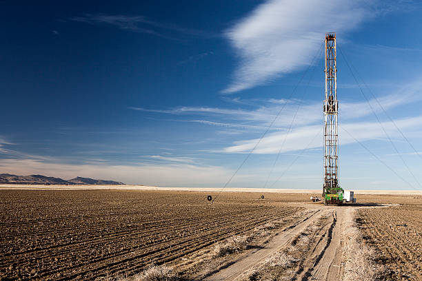 fracking drilling in colorado - crane shot stock-fotos und bilder