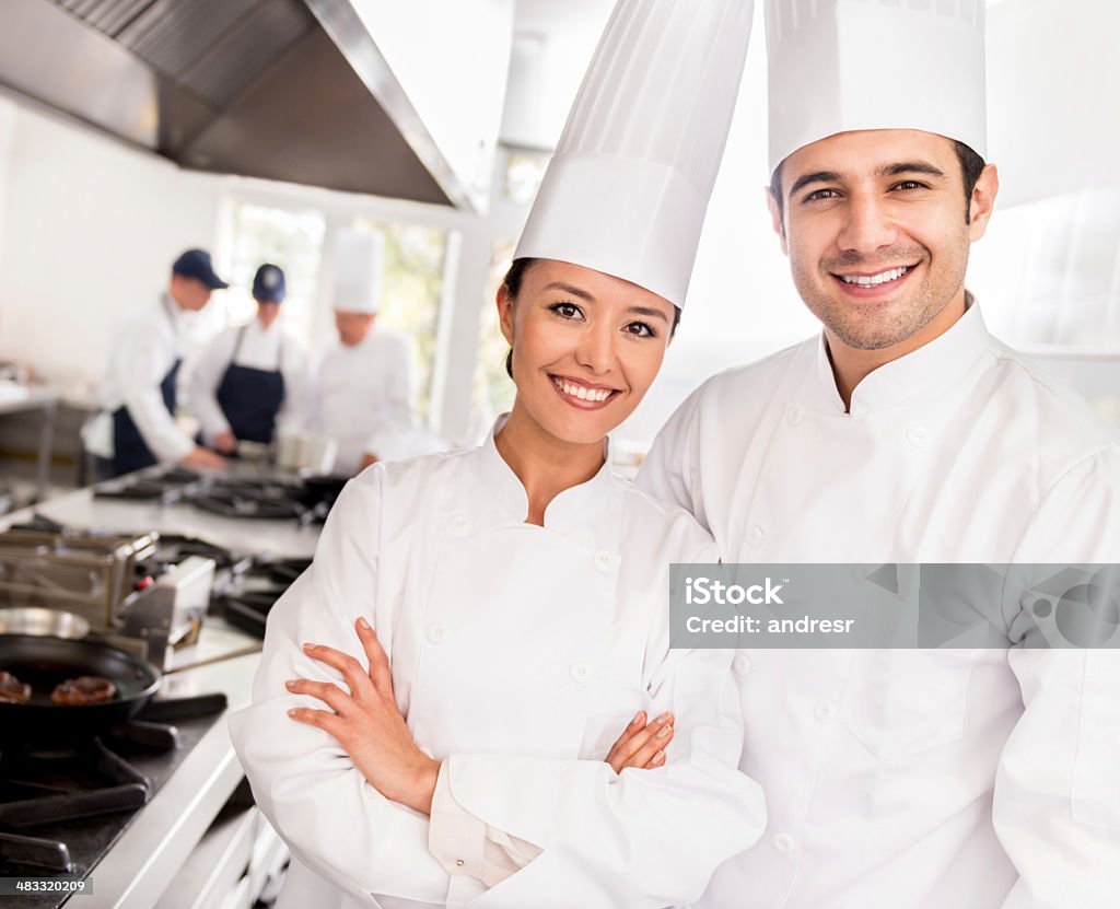 Los Chefs en el restaurante - Foto de stock de Adulto libre de derechos