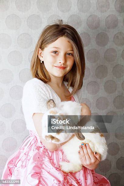 Bambina Con Coniglio - Fotografie stock e altre immagini di Bambino - Bambino, Coniglio ariete nano, 6-7 anni
