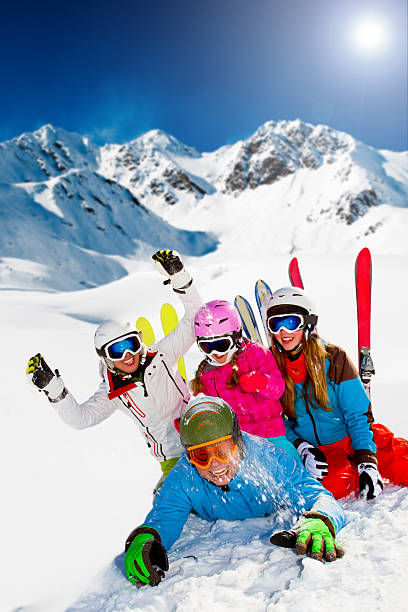 sci, neve, sole e in inverno il divertimento - skiing family winter snow foto e immagini stock