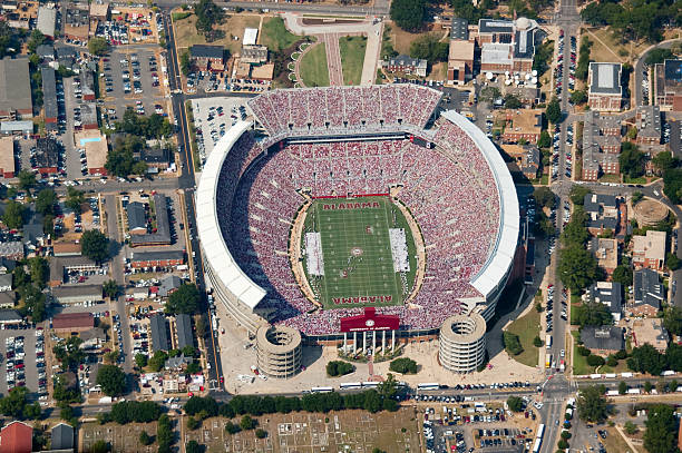 vandy du bryant-denny stadium à tuscaloosa - university of alabama at tuscaloosa photos et images de collection