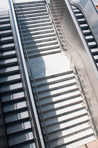 a poucos passos da estação de metrô de - staircase steps istanbul turkey - fotografias e filmes do acervo