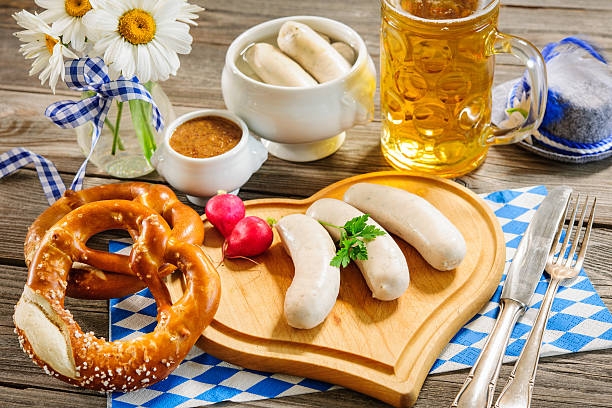 баварские телячья колбаса - munich beer garden veal sausage upper bavaria стоковые фото и изображения
