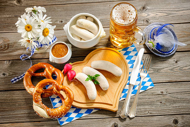 bavarian salsicha de vitela - serving drink beer garden beer glass imagens e fotografias de stock