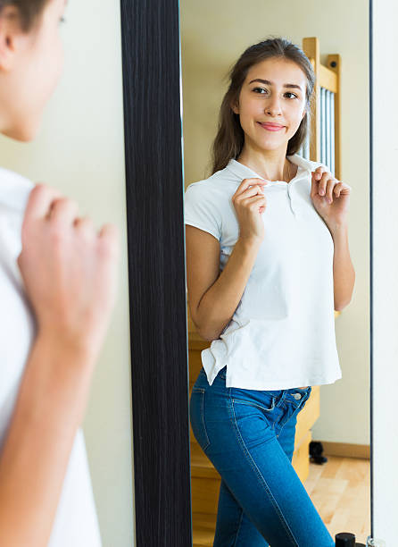 istock Young girl trying on a t-shirt 483332292