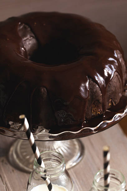 bolo bundt e duas garrafas de leite com palhinhas - milk milk bottle drinking straw cookie imagens e fotografias de stock