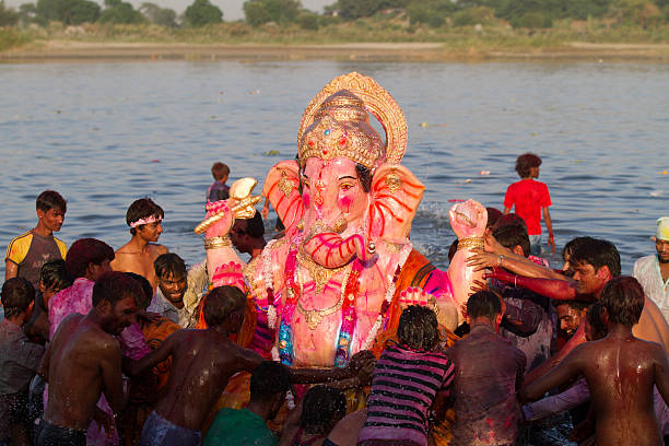 ganescha chaturthi, neu-delhi, indien - yamuna river stock-fotos und bilder