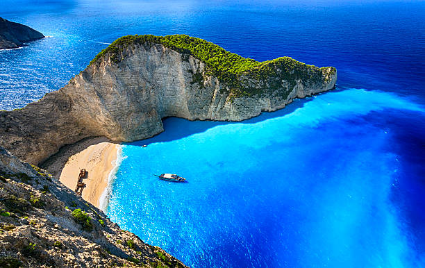 navagio praia (naufrágio praia, ilha de zakynthos, grécia. perfil prophoto rgb. - beach blue turquoise sea imagens e fotografias de stock