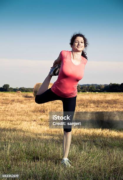 Chica Deportivos Foto de stock y más banco de imágenes de Actividades recreativas - Actividades recreativas, Actividades y técnicas de relajación, Adulto