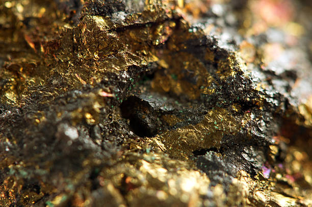 골든 보석 배경. 접사를 - iridescent jewelry metal ore gem 뉴스 사진 이미지