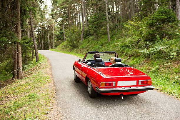 felice matrimonio coppia in cabriolet - driving women rear view sitting foto e immagini stock