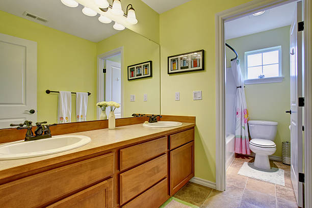 istock Lovely bathroom with green walls. 483346590
