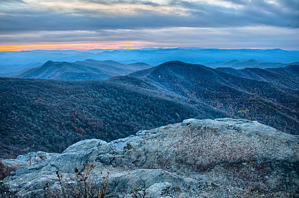 blick auf den sonnenuntergang über den blue ridge mountains - mount mitchell stock-fotos und bilder