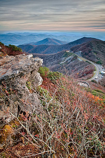 blick auf den sonnenuntergang über den blue ridge mountains - mount mitchell stock-fotos und bilder