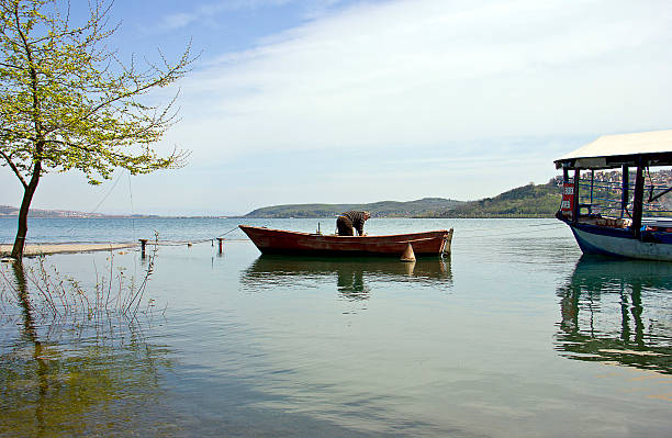 рыбак на гребная лодка - yalova стоковые фото и изображения