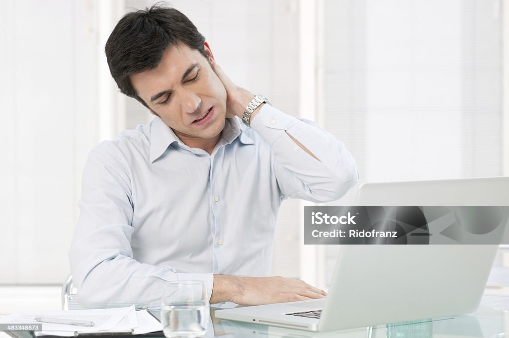 Problema di salute al lavoro di ufficio - Foto stock royalty-free di Dolore al collo