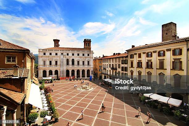 Vista De La Piazza Vecchia Bergamo Foto de stock y más banco de imágenes de Bergamo - Bergamo, Plaza, Viejo