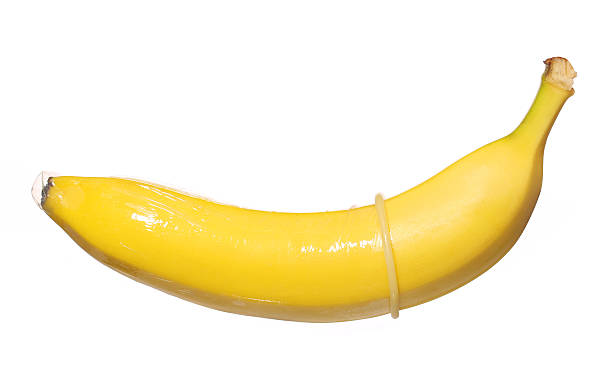 banana z prezerwatywa odizolowany na tle - hiv aids condom sex zdjęcia i obrazy z banku zdjęć