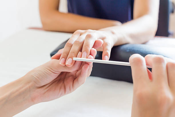 manicurist realiza un profesional de manicura - manicura fotografías e imágenes de stock