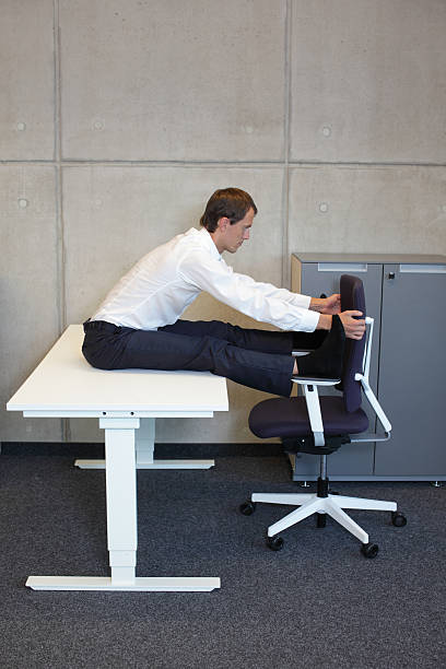 oficina-hombre practicar yoga en lugar de trabajo - sitting upright fotografías e imágenes de stock