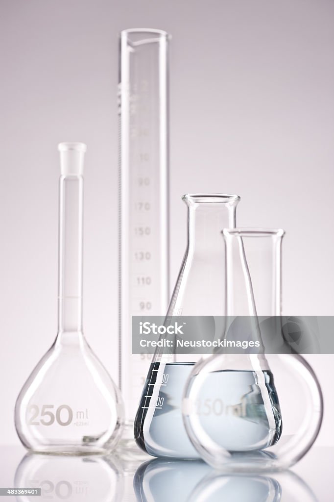 Matraces de prueba y colocar sobre fondo aislado de tubo - Foto de stock de Ciencia libre de derechos