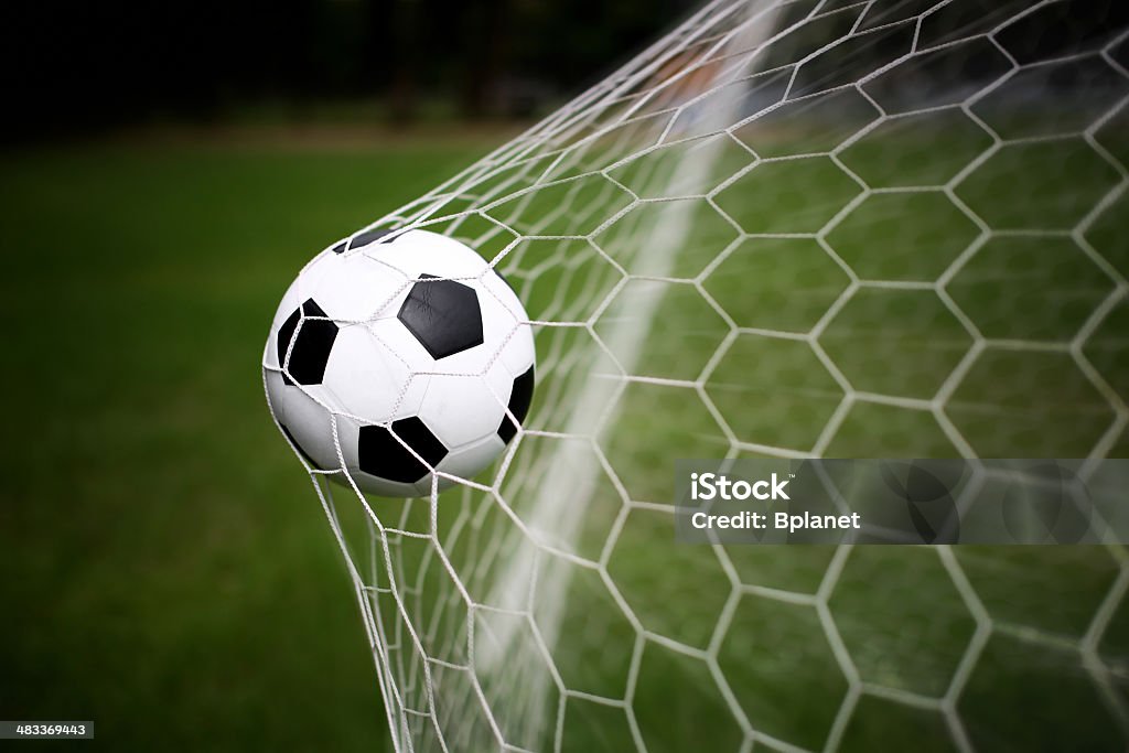 Balon de futbol en meta - Foto de stock de Fútbol libre de derechos