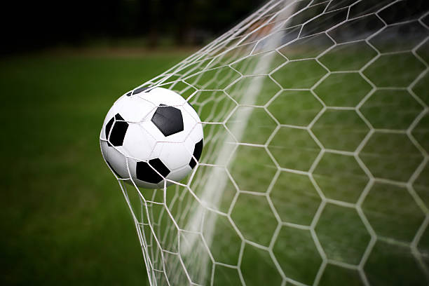 balon de futbol en meta - soccer ball soccer football ball fotografías e imágenes de stock
