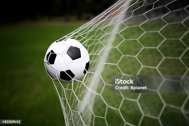 Balon De Futbol En Meta Foto de stock y más banco de imágenes de Fútbol - Fútbol, Pelota de fútbol, Portería - Deporte