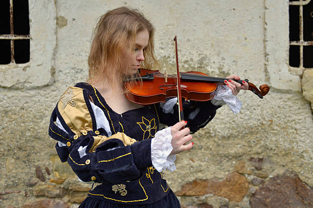 jeune fille jouant du violon - musical theater child violin musical instrument photos et images de collection