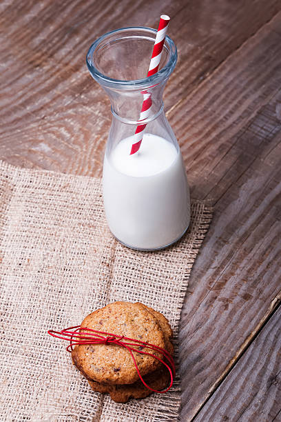 feito em casa grão integral biscoitos e leite - milk milk bottle drinking straw cookie imagens e fotografias de stock