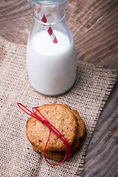 grano entero caseras galletas y leche - milk milk bottle drinking straw cookie fotografías e imágenes de stock