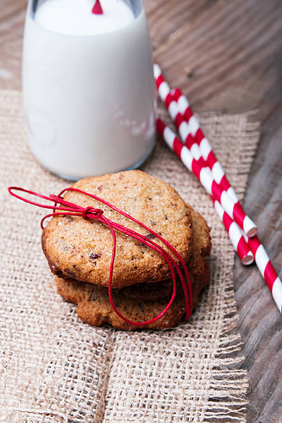 feito em casa grão integral biscoitos e leite - milk milk bottle drinking straw cookie imagens e fotografias de stock