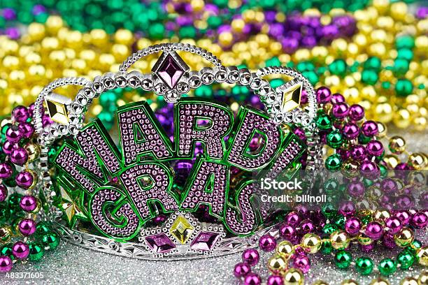 Foto de Mardi Gras Crown E Plástico Contas Em Glitter Prata e mais fotos de stock de Conta - Artigo de armarinho