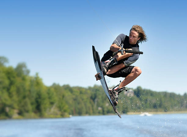 ウェイクボード - wakeboarding waterskiing water sport stunt ストックフォトと画像