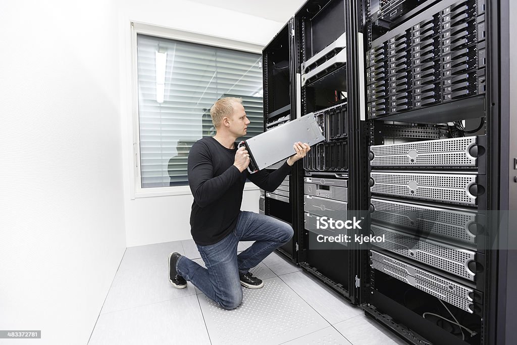 Tecnico It sostituire blade server nel data center - Foto stock royalty-free di Adulto