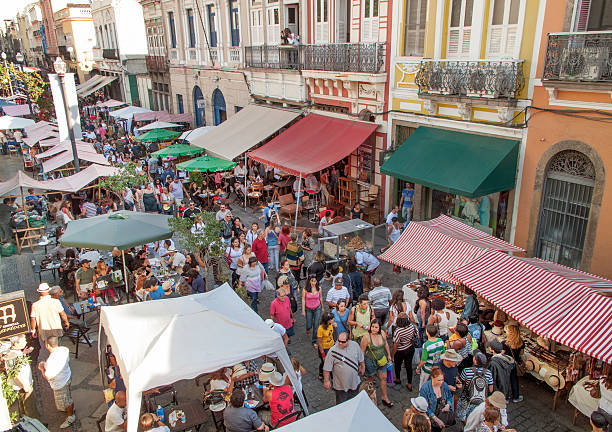 lavradio street feira de antiguidades do rio - restore ancient ways - fotografias e filmes do acervo