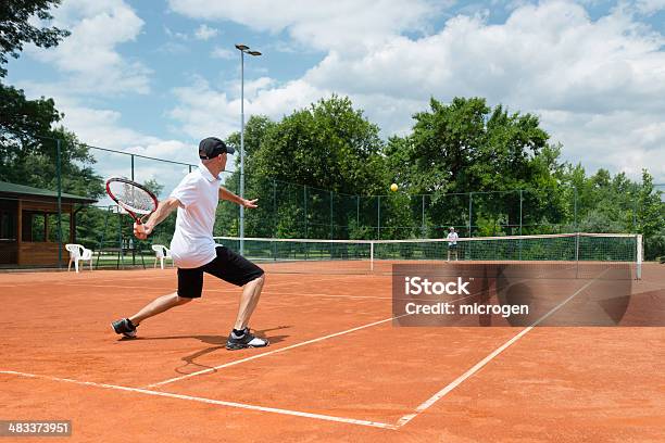 Dwóch Przyjaciół Grając W Tenisa - zdjęcia stockowe i więcej obrazów Tenis - Tenis, Granie, Glina