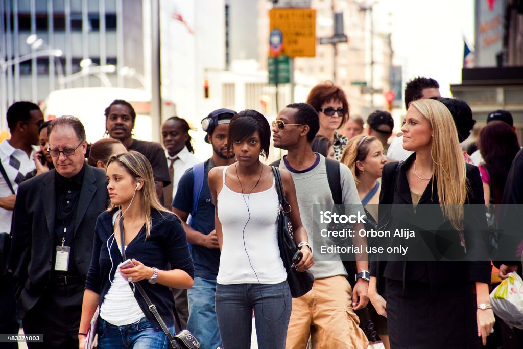 Menschen-Kreuzung der Straße - Lizenzfrei Afrikanischer Abstammung Stock-Foto