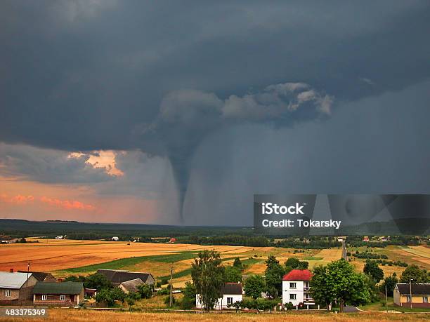 Twister En Campo Foto de stock y más banco de imágenes de Tornado - Tormenta - Tornado - Tormenta, Dañado, Tormenta - Tiempo atmosférico