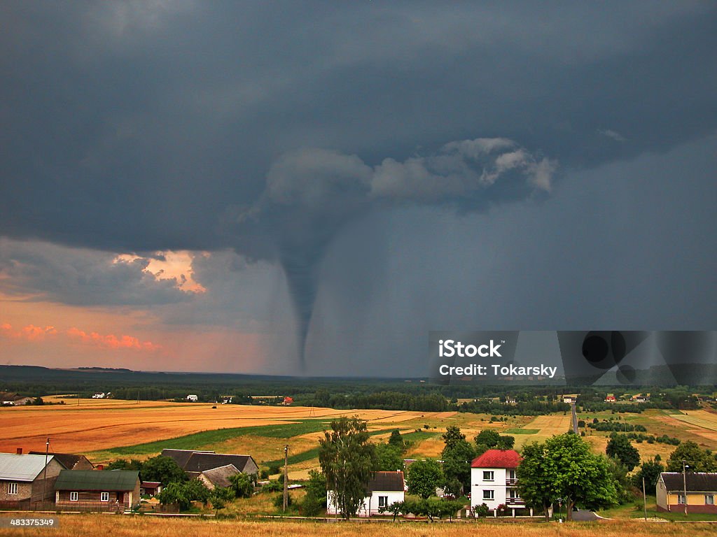 Twister na wsi - Zbiór zdjęć royalty-free (Tornado)