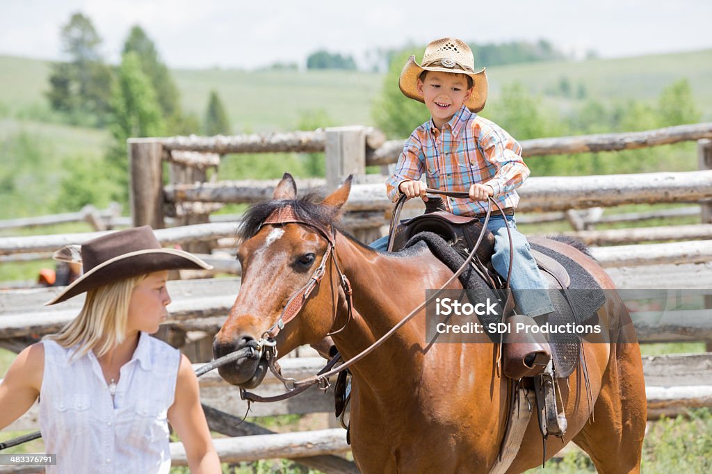 Aufgeregt Kind Reiten Pferd während Lektion in dude ranch - Lizenzfrei Ranch Stock-Foto