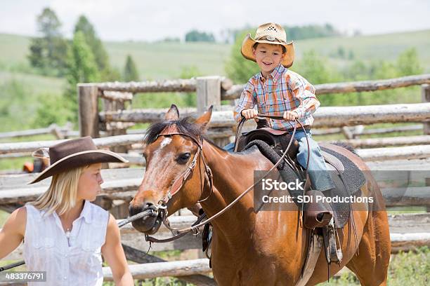 Photo libre de droit de Heureux Enfant Équitation Cheval En Cours Au Dude Ranch banque d'images et plus d'images libres de droit de Ranch